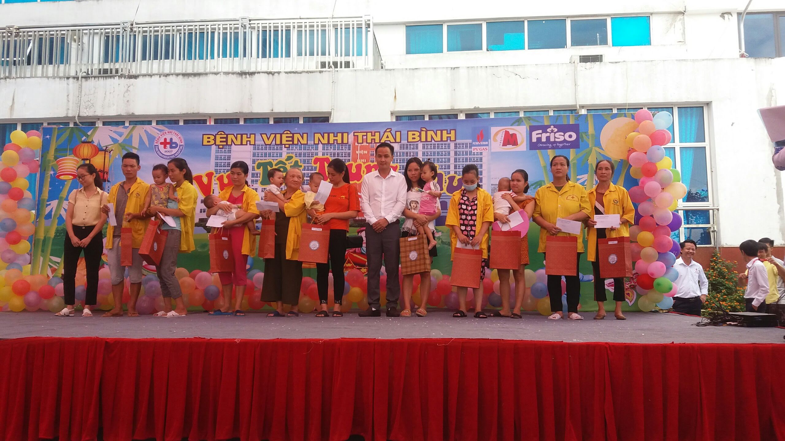 Công ty Bông Thái Bình vui đón tết trung thu đầm ấm với các cháu thiếu niên nhi đồng tại Bệnh viện Nhi Thái Bình