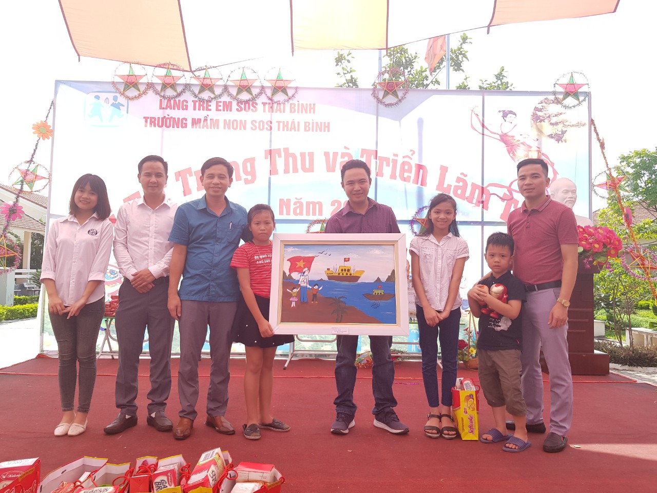 Ban lãnh đạo công ty TNHH Bông Thái Bình tới thăm và tặng quà trung thu cho các bé tại làng trẻ SOS Thái Bình
